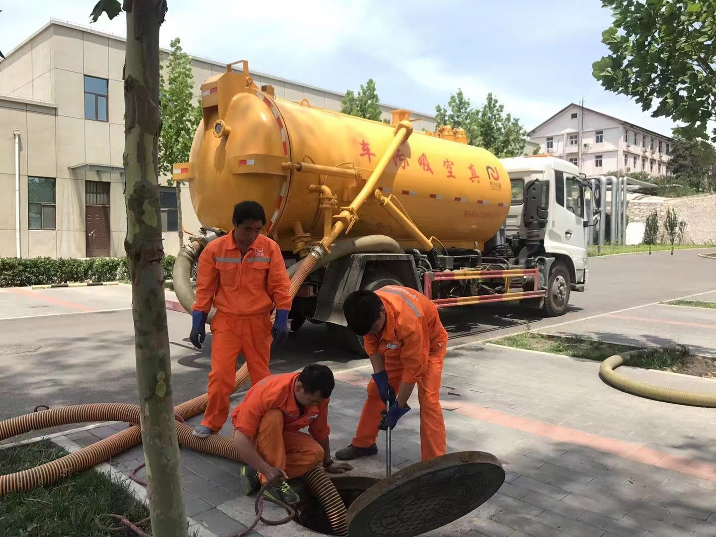 嘉黎管道疏通车停在窨井附近