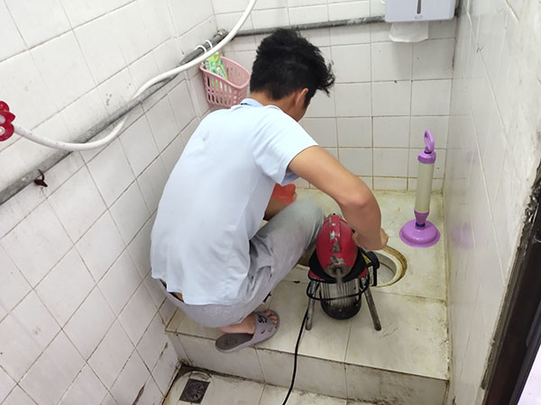 嘉黎管道堵塞冒臭气 专业师傅现场解决问题