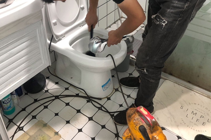 嘉黎马桶堵塞自己疏通还是找师傅？专业上门服务让你省时更省心